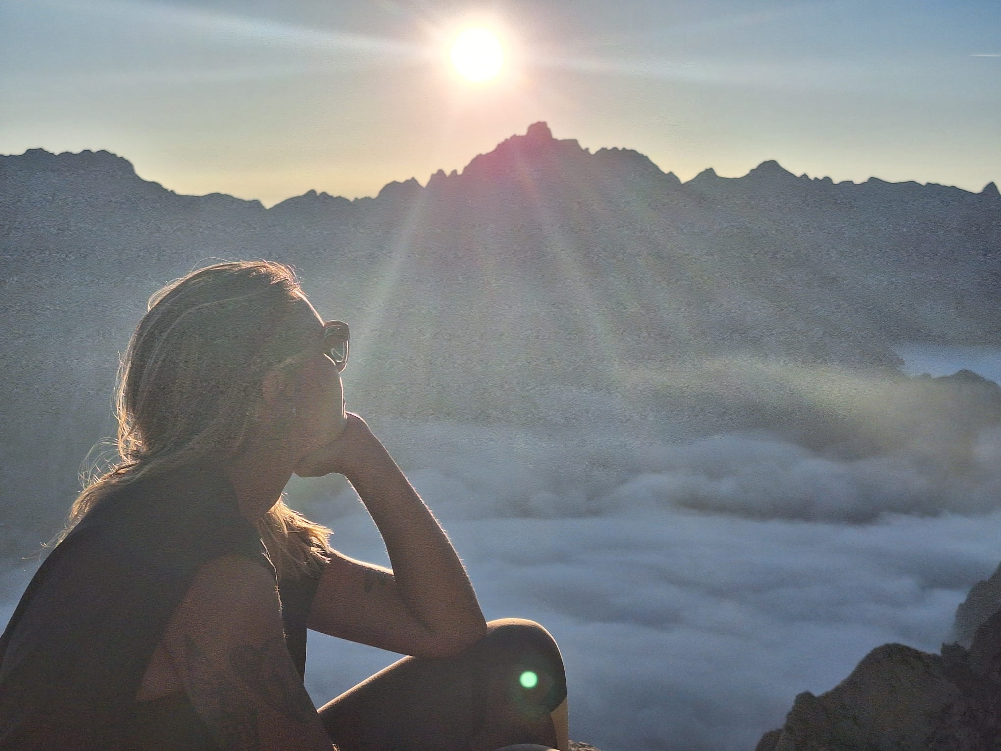 Sandra en la montaña al atardecer