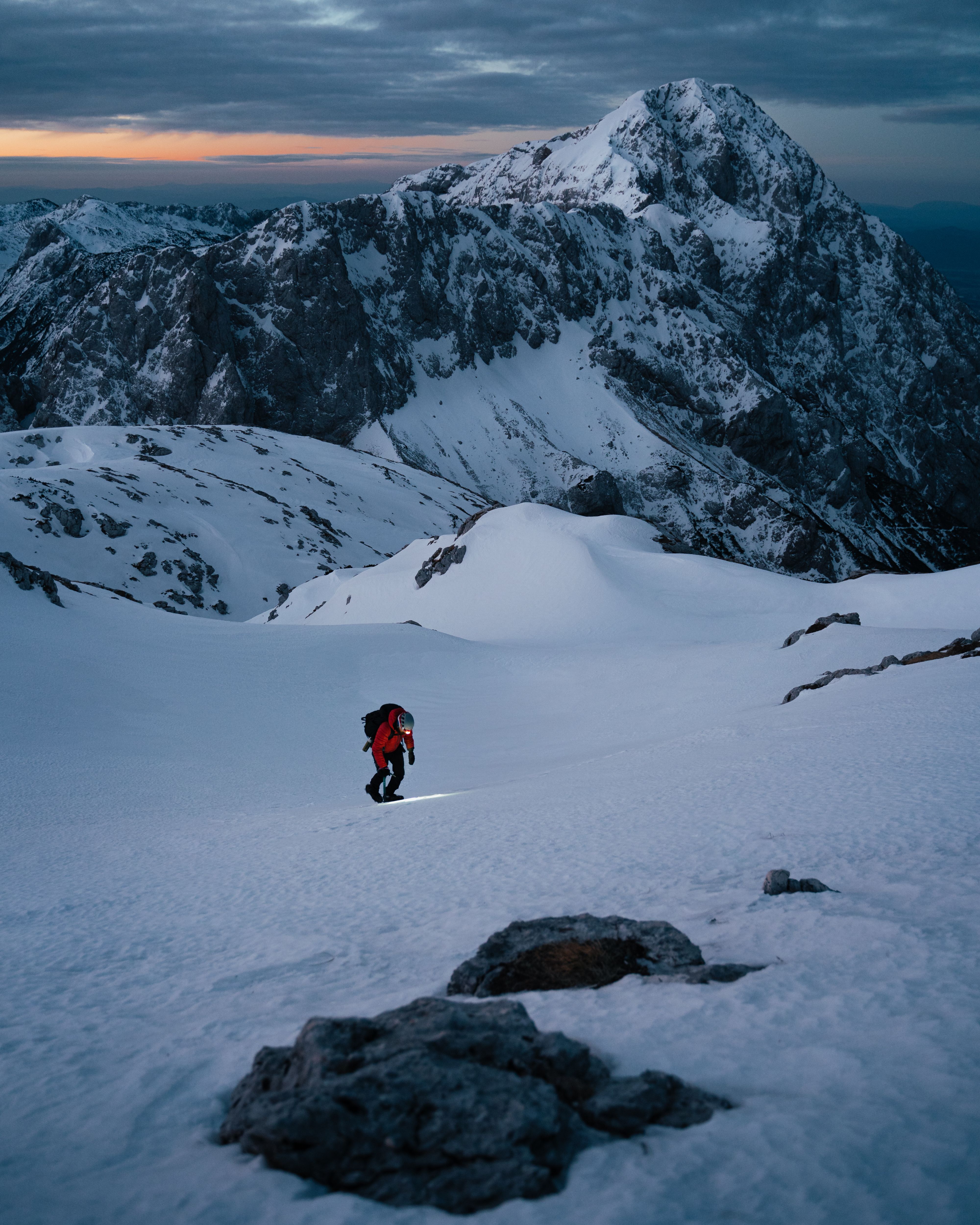 Persona en la cima de la montaña — Plan Ascensión