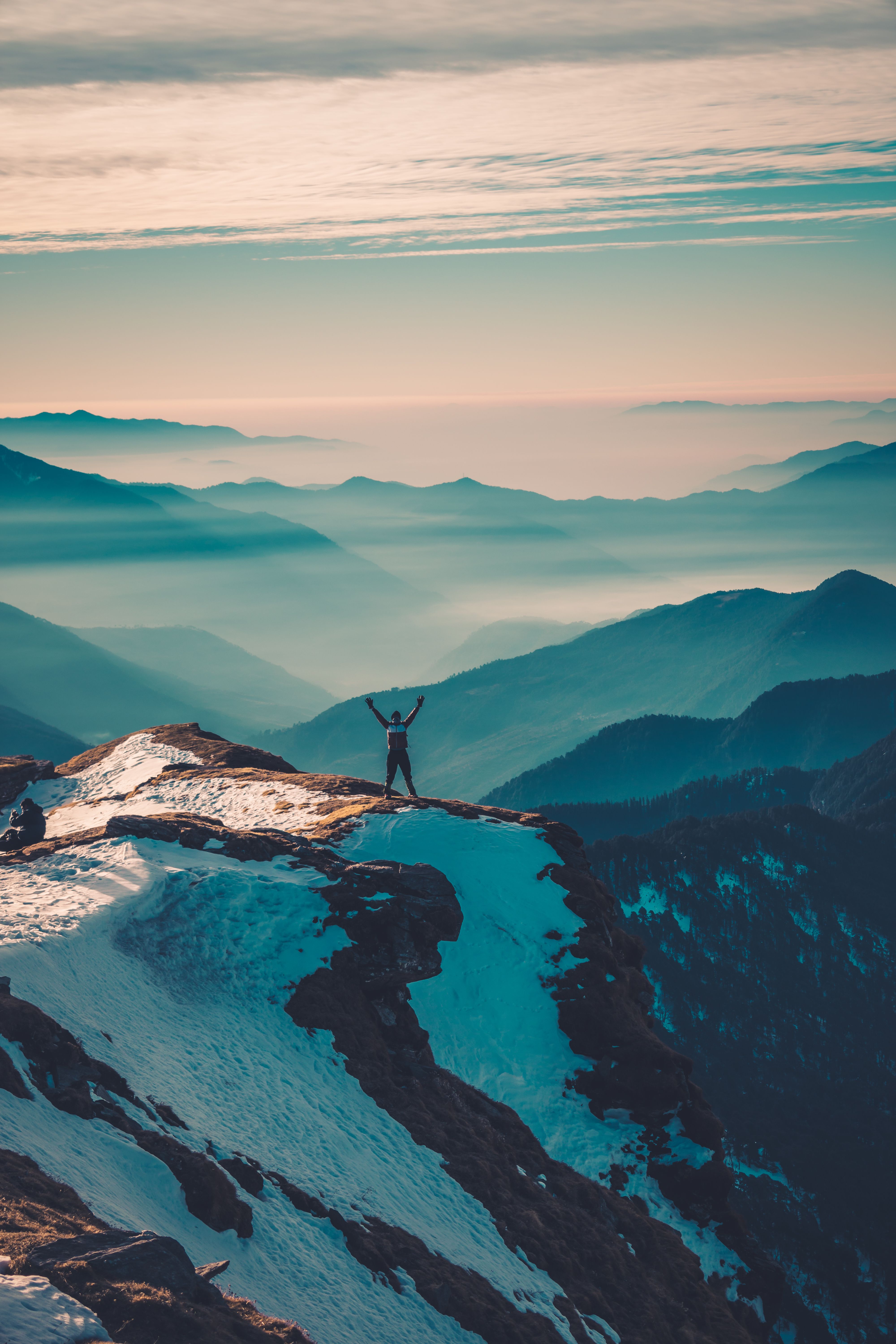 Persona contemplando la cima — Plan Cumbre